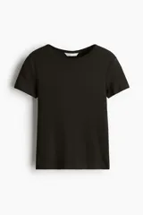 Remera negra de punto acanalado de algodón, de corte entallado con cuello redondo fino ribeteado y mangas cortas.