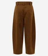 Pantalón de corte barrel con cintura estructurada, trabillas y cinto ajustable con hebilla metálica. Presenta diseño de piernas anchas con recortes laterales y bolsillos frontales.
