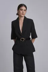 Blazer negro con mangas 3/4, solapas de muesca y corte entallado.