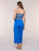 Pantalón capri blanco de corte recto y largo crop, con cintura alta y bolsillos delanteros aplicados estilo parche con detalle festoneado.