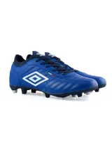 Championes de fútbol Umbro modelo Legend, color negro con suela blanca y tacos moldeados. Presenta el logo Umbro en blanco en el lateral y una pequeña bandera italiana (verde, blanco y rojo) cerca de los cordones.