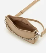Cartera tipo shoulder baguette de tamaño pequeño, confeccionada en poliuretano con textura símil reptil. Presenta un diseño estructurado con cierre superior, correa larga ajustable y removible, y una cadena metálica decorativa en la parte frontal.