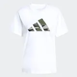Remera Adidas de corte clásico y cuello redondo, confeccionada en tejido de punto jersey de algodón. Presenta un estampado frontal con el logo de la marca en diseño de camuflaje multicolor.