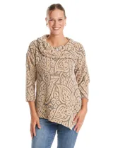 Buzo de tejido soft labrado con diseño floral, cuello volcado con detalle de botones en la solapa, mangas tres cuartos con hombros caídos y ruedo asimétrico en punta.