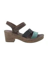 Sandalia de plataforma con suela efecto corcho, con tiras de cuero en colores marrón, azul marino y verde agua, y cierre de velcro en el tobillo.