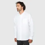 Camisa de manga larga confeccionada en lino, con cuello clásico, cierre frontal de botones y un bolsillo aplicado en el pecho.