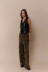 Pantalón palazzo negro con lentejuelas doradas.
