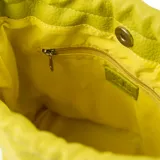 Cartera tipo morral y bandolera verde lima de símil cuero graneado, con diseño tipo saco fruncido con cordones ajustables y correa regulable.