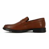 Mocasín de cuero color marrón claro, con detalle de vincha en el empeine y suela negra.