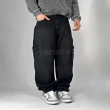 Pantalón cargo de jean negro con efecto acid wash, corte oversize y bolsillos laterales amplios en las piernas.