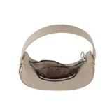 Cartera tipo hobo de diseño semicircular en color beige, confeccionada en material texturizado. Presenta un detalle de labios grabado en la parte central y el logo de la marca en la parte inferior, con cierre superior y asa fija.