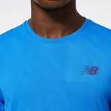 Remera de running celeste de manga corta con logo reflectivo en el pecho.