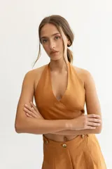 Top color naranja de lino con escote halter cruzado.