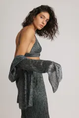 Sujetador de tejido plisado con sujetador metalizado de múltiples lunares con cierre de hebilla frontal.