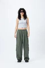 Pantalón cargo verde militar de corte recto y calce holgado, con cintura elástica, bolsillos laterales y bolsillos tipo cargo con solapa en los laterales.