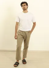 Pantalon de corte relaxed fit, confeccionado en una mezcla de lino y algodón. Presenta cintura elástica con cordón ajustable, bolsillos frontales y bolsillos traseros.