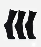 Kit de tres pares de medias deportivas de caña larga, confeccionadas en tejido de algodón suave y resistente.