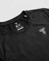 Remera deportiva Tiffosi de manga corta y cuello redondo, color negro con sutil patrón geométrico tonal y logo estampado en el pecho.