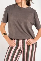 Remera oversize de algodón lavado, color marrón, de manga corta y cuello redondo.
