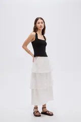 Top de rayón con tirantes anchos, escote cuadrado y diseño al cuerpo.