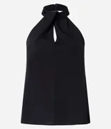 Blusa negra sin mangas confeccionada en chiffon, con cuello halter y abertura en forma de gota en el escote.