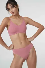 Colaless de tiro bajo confeccionada en tejido rib sin costuras, color beige, con diseño suave al tacto.