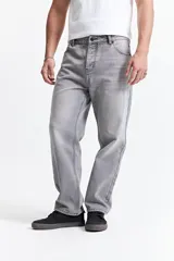 Jean de corte baggy con tiro medio, diseño amplio y relajado en piernas y cadera, con costuras reforzadas y cierre frontal con botón.