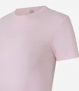 Blusa básica de manga corta, cuello redondo y textura sutil, confeccionada en viscosa con elastano. El bajo de la prenda es ondulado.