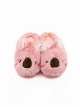 Pantuflas de peluche color tostado con diseño de cara de koala, orejas sobresalientes y suela de goma.