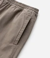 Bermuda masculina de sarga texturizada en color negro, con cintura elástica y ajuste mediante cordón. Presenta un corte regular, bolsillos laterales y un bolsillo trasero aplicado.