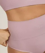 Bombacha de tiro alto confeccionada en poliamida seamless con textura acanalada y cintura elástica.