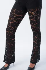 Pantalón palazzo negro de encaje con cintura elástica.