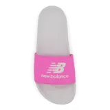 Ojotas New Balance de dama, color gris con tira fucsia y logo blanco.
