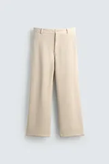 Pantalón de corte wide fit confeccionado en pana de algodón color marrón oscuro. Presenta bolsillos frontales, bolsillos traseros de vivo con botón y cierre frontal con cremallera y botón.