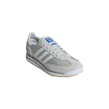 Championes Adidas SL 72 RS color gris, confeccionados con superposiciones de gamuza y detalles en blanco, con las icónicas tres tiras y suela de goma dentada.