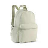 Mochila pequeña Puma HER Small color verde claro, con logo dorado bordado en el frente, bolsillo frontal con cierre, bolsillo lateral abierto, correas ajustables para los hombros y asa de mano en la parte superior.