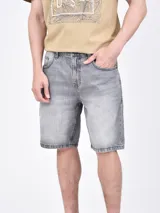 Bermuda de jean color gris con efecto acid wash, corte clásico y bolsillos delanteros y traseros.