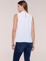 Blusa sin mangas color verde, confeccionada en crepé texturizado, con cuello alto drapeado y torsión central frontal.