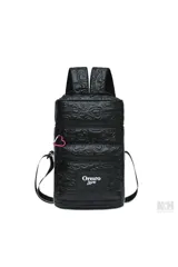 Mochila negra acolchada con estampado de corazones y logo de Las Oreiro. Tiene dos compartimentos con cierre, correas ajustables y llavero desmontable.