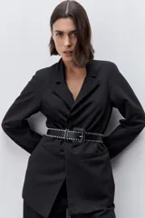 Blazer sastrero negro de silueta recta y calce relajado, con cuello con solapas, hombros levemente estructurados y bolsillos delanteros con vivo.