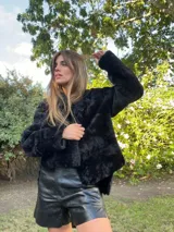 Saco de silueta recta y levemente corto, color verde oscuro. Cuenta con cuello a la base, manga larga y bolsillos laterales discretos.