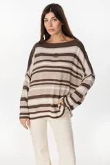 Sweater de tejido de punto a rayas horizontales en tonos celeste, marrón tostado y amarillo, de corte holgado, mangas caídas y escote bote.