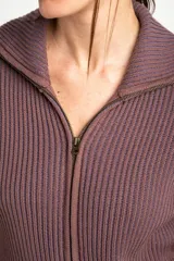 Cardigan tejido de algodón en color marrón, con cuello solapa, cierre frontal completo con cremallera y diseño de canalé ancho.