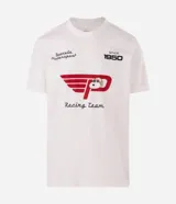 Remera de algodón de manga corta y cuello redondo, con diseño de estilo automovilístico. Presenta una estampa frontal con el personaje Snoopy, el logo de Peanuts Motorsport y la inscripción Racing Team.