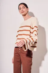 Sweater de punto con diseño a rayas horizontales en color crema y marrón, de corte holgado, cuello redondo y mangas largas acampanadas.
