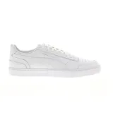 Championes Puma modelo Ralph Sampson Vulc, de diseño clásico y minimalista en color blanco total. Presentan una silueta de corte bajo con la firma de Ralph Sampson grabada en el lateral y la icónica franja de Puma integrada en el diseño. Cuentan con perforaciones en la puntera para mayor ventilación y suela de goma vulcanizada.