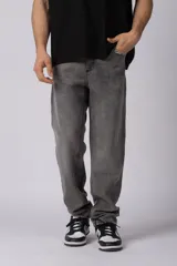 Pantalón jean de corte mom y estilo relajado en color gris deslavado.