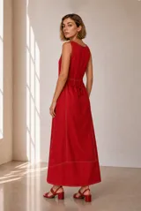 Vestido largo rojo de lino, sin mangas, con escote en V y costuras pespuntadas a contratono.