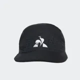 Gorro deportivo Le Coq Sportif negro, tipo running, con visera curva y logo del gallo en blanco. Presenta perforaciones laterales para ventilación.