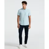 Camisa celeste de lino de manga corta con cuello abotonado y bolsillo en el pecho.